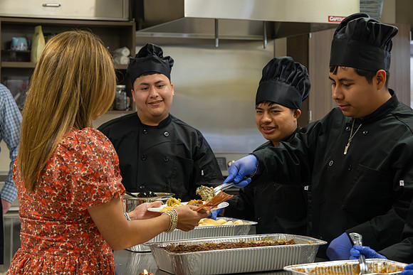 251118 Washington Thanksgiving Meal-13