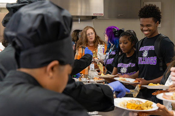 251118 Washington Thanksgiving Meal-16