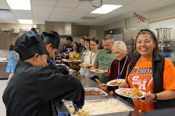 251118 Washington Thanksgiving Meal-15