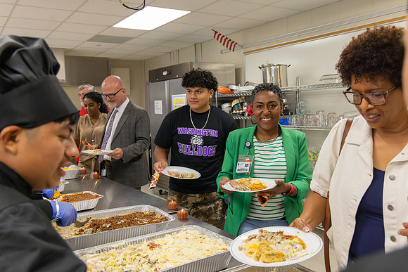 251118 Washington Thanksgiving Meal-26