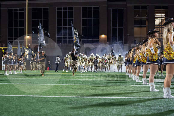 251107 Cleveland vs Conroe football - Natalya Chicas-24