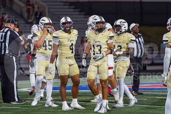 251107 Cleveland vs Conroe football - Natalya Chicas-47