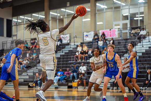 251124 CE King vs Conroe Boys Basketball - Natalya Chicas-21