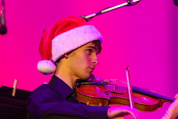 251208 Holly Jolly Jingle-98