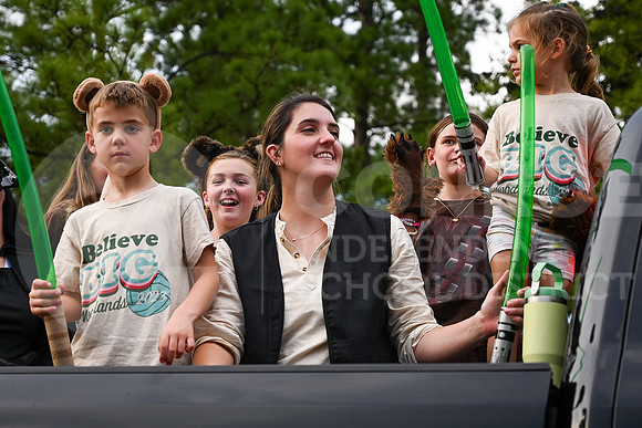 230927 Red and Green Parade - Taryn Farsnworth-37
