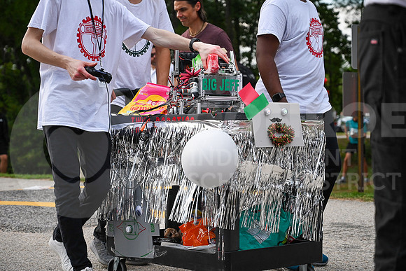 230927 Red and Green Parade - Taryn Farsnworth-47
