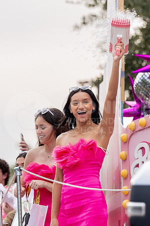 230927 Red and Green Parade - Taryn Farsnworth-62