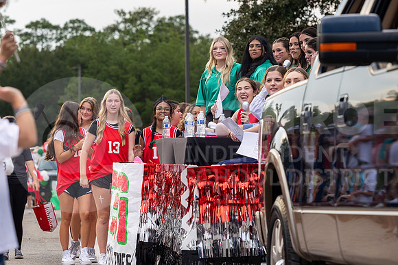 230927 Red and Green Parade - Taryn Farsnworth-83