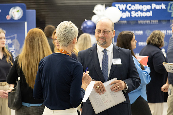 5Y2A3332 Job Fair-63