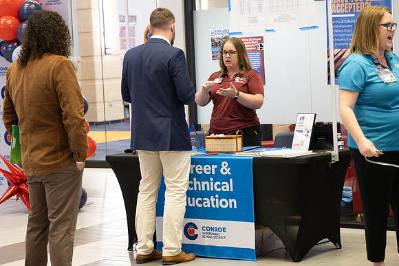 5Y2A3348 Job Fair-72