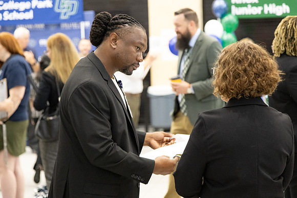 5Y2A3325 Job Fair-57